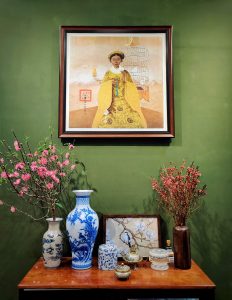 Bức tranh Nam Phương hoàng hậu nổi bật trên bức tường xanh ngọc